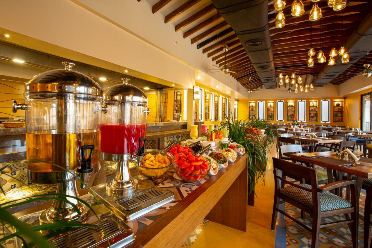 Marquis Beach Resort Candolim Bagian luar foto